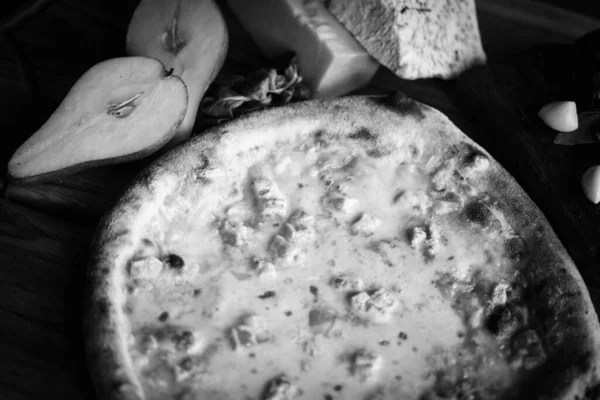 美味的意大利披萨 配以新鲜的配料 — 图库照片