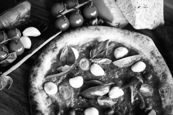 Taze Malzemeli Lezzetli Talyan Pizzası — Stok fotoğraf
