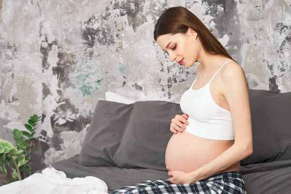 Pregnant Woman Feeling Happy Home While Taking Care Her Child — Stock Photo, Image