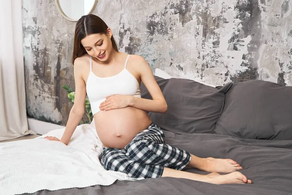 Pregnant Woman Feeling Happy Home While Taking Care Her Child — Stock Photo, Image