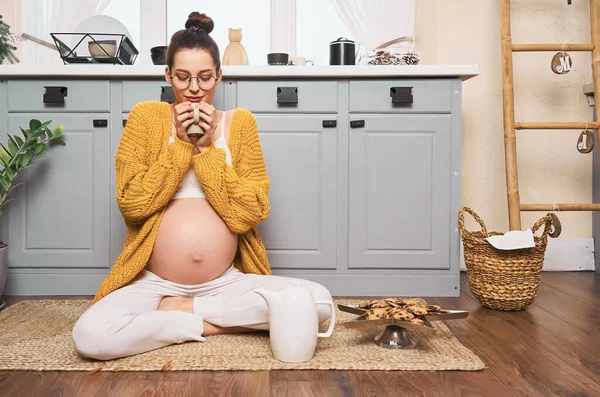 Pretty Pregnant Girl Yellow Cardigan Naked Belly Sits Kitchen Floor — Stock Photo, Image