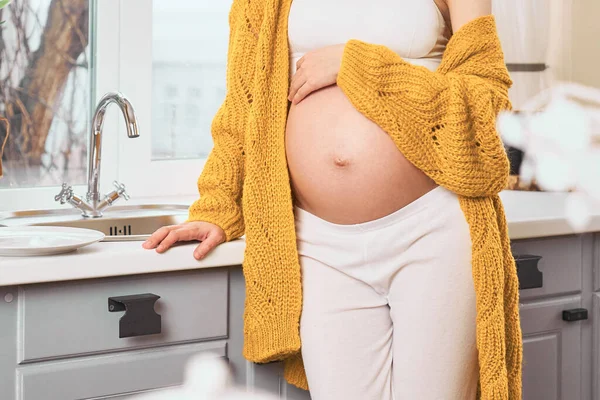 Close Beautiful Young Caucasian Pregnant Woman White Leggings Knitted Yellow — Stock Photo, Image