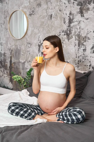 Pretty Young Pregnant Woman Drinking Orange Juice Sitting Bed Just — Stock Photo, Image