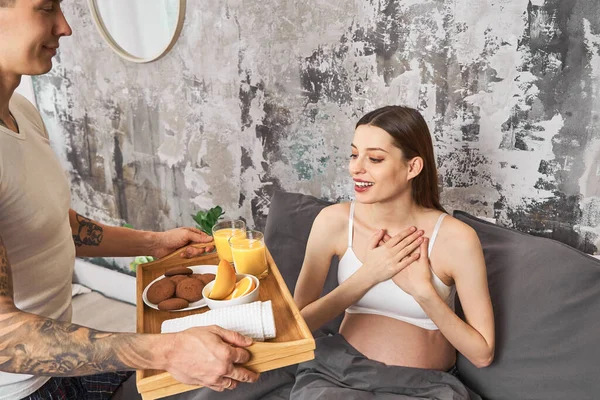 Young Loving Husband Brings Breakfast Bed His Young Pregnant Wife — Stock Photo, Image