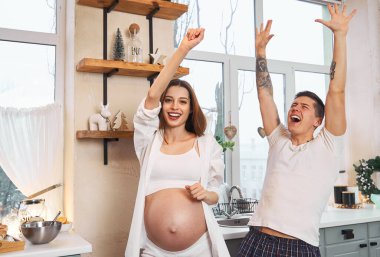 Mutlu, genç bir çift aşıklar, aile, mutfakta birlikte eğleniyorlar, dans ediyorlar. Romantik randevu, kahvaltı, mutfakta dans. Aile kavramı, birlikte zaman geçirmek..