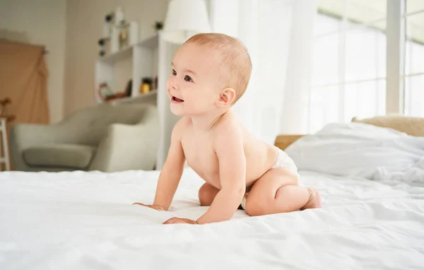 Bebê Recém Nascido Pequeno Bonito Usando Uma Fralda Sentada Cobertor — Fotografia de Stock