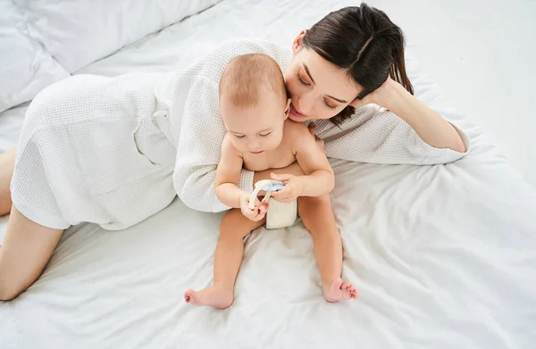 Draufsicht Einer Jungen Kaukasischen Mutter Die Morgen Mit Ihrem Neugeborenen — Stockfoto