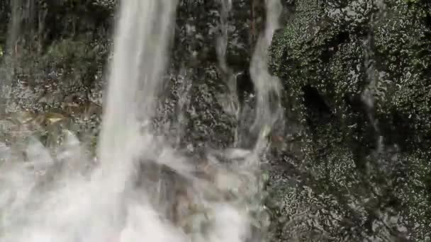 Kleine waterval — Stockvideo