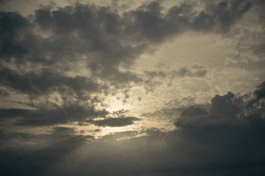 Kümülüs fırtına bulutları yer üstünde bulutlu bir havada