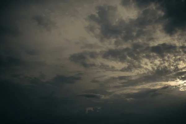 Kumulus Bouřkové Mraky Obloze Nad Zemí Oblačném Počasí — Stock fotografie