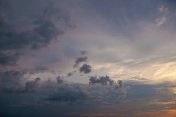 Cumulus Storm Wolken Lucht Boven Grond Bij Bewolkt Weer Rechtenvrije Stockfoto's