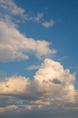 Kümülüs fırtına bulutları, fırtınadan sonra mavi gökyüzünün arka planında