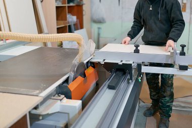 Yuryev-Polsky, Rusya, 09.20.2021 Kabine mobilyası üretimi için kullanılan bir makinede MDF tahtasını kesme.