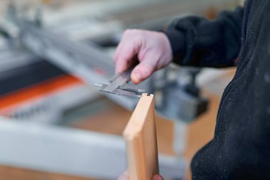 Yuryev-Polsky, Rusya, 09.20.2021 Kabine mobilyası üretimi için kullanılan bir makinede MDF tahtasını kesme.