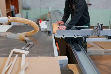 Yuryev-Polsky, Rusya, 09.20.2021 Kabine mobilyası üretimi için kullanılan bir makinede MDF tahtasını kesme.