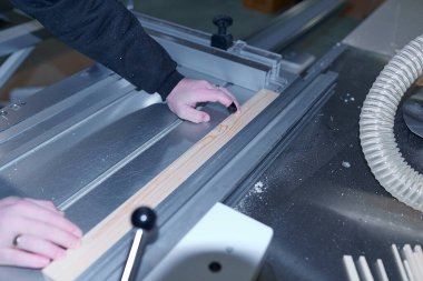 Yuryev-Polsky, Rusya, 09.20.2021 Kabine mobilyası üretimi için kullanılan bir makinede MDF tahtasını kesme.