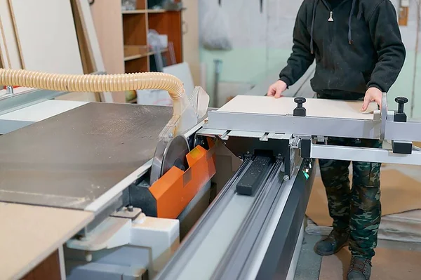 Yuryev-Polsky, Rusya, 09.20.2021 Kabine mobilyası üretimi için kullanılan bir makinede MDF tahtasını kesme.