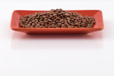 pişmiş plaka üzerinde kahverengi mercimek