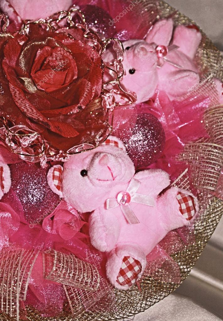 Ours En Peluche Roses Et Une Fleur Artificielle Dans La