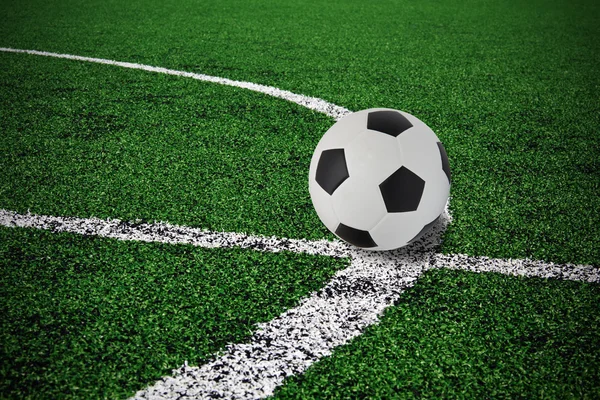 Futbol sahasında futbol topu