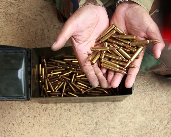 Rifle munición a mano hombre . — Foto de Stock