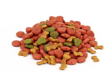 Kuru köpek maması beyazda izole edilmiş..