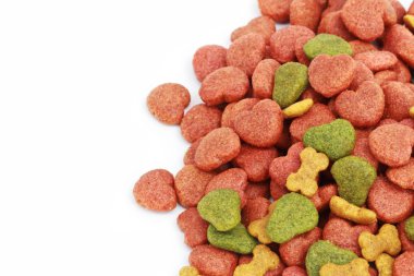 Kuru köpek maması beyazda izole edilmiş..