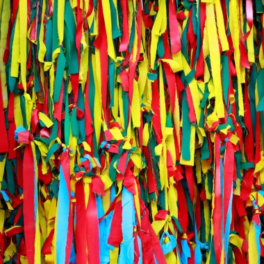 Üç kumaş renk şal yaşlı ağaç, bir inanç ruhlar, Tayland