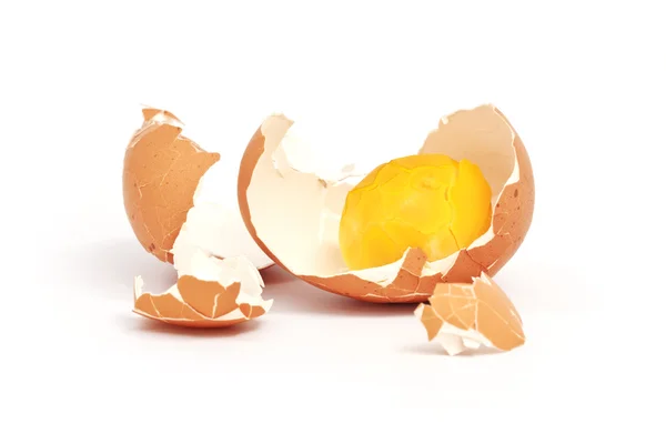 Gema de ovo cozida dura fresca com casca ao lado — Fotografia de Stock