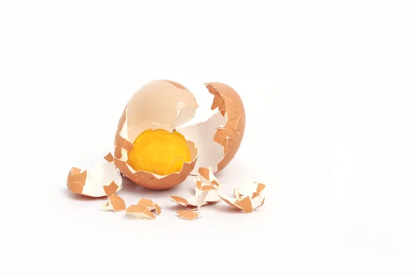 Tuorlo d'uovo sodo fresco con guscio accanto — Foto Stock