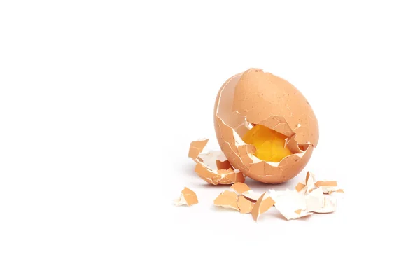 Gema de ovo cozida dura fresca com casca ao lado — Fotografia de Stock