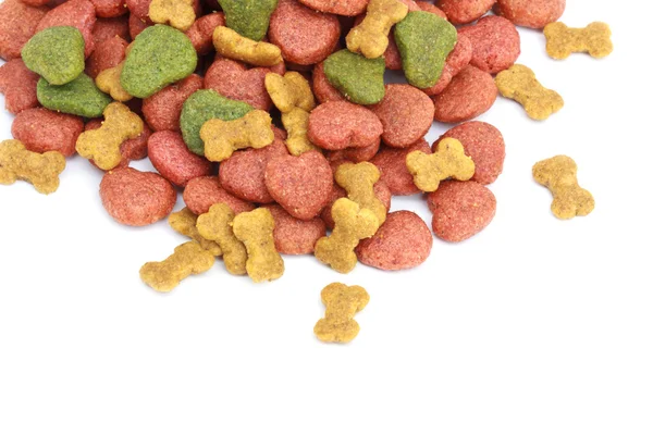 Kuru köpek maması beyazda izole edilmiş..