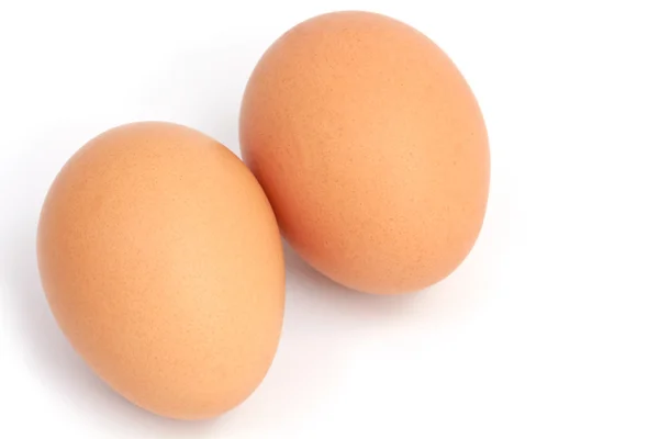 Par de ovos de galinha marrom isolado no fundo branco — Fotografia de Stock