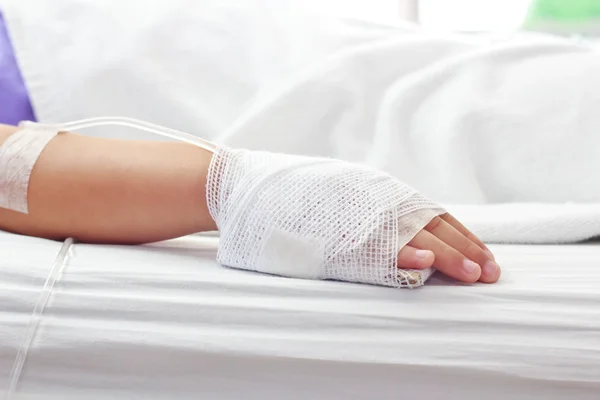 Çocuk hastanın serum fizyolojik Intravenous ile hastaneye yakın çekim.