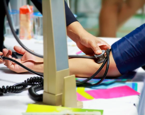 Blood pressure measuring. Doctor and patient. — Stock Photo, Image