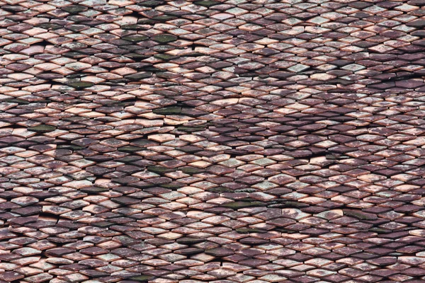 Azulejos de techo viejo naranja del templo tailandés — Foto de Stock