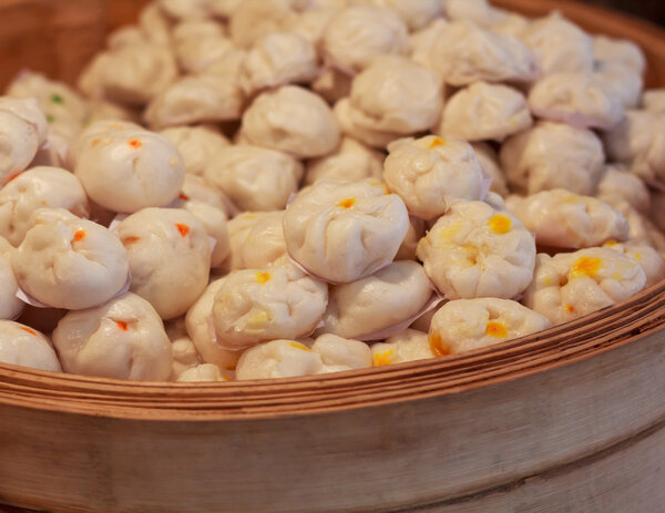 Киоск уличной еды, продающий китайские фирменные пельмени на пару в Пекине, Китай
