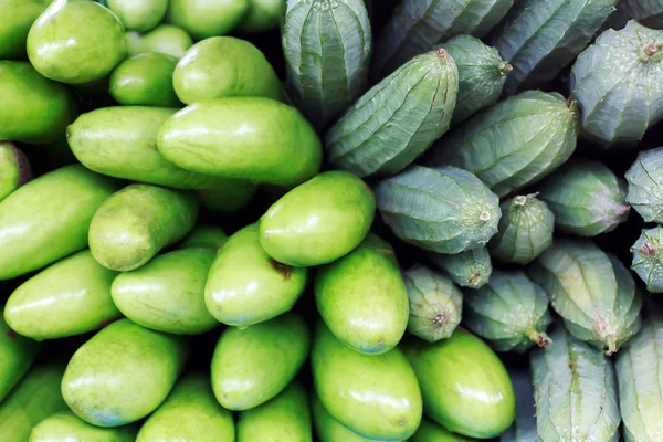 Aubergine grön och ridge kalebass från marknaden — Stockfoto