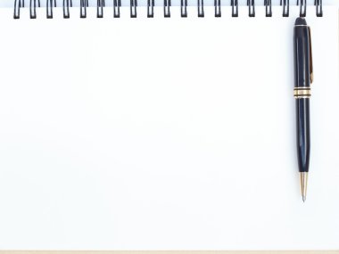 defter ve kalem beyaz zemin üzerinde geri dönüşüm
