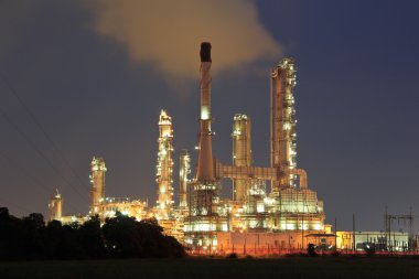 Petrokimya, petrol rafineri tesisi doğal manzaralı geceleri clos parlar