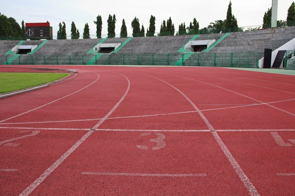O início da pista de atletismo. o início do atletismo — Fotografia de Stock