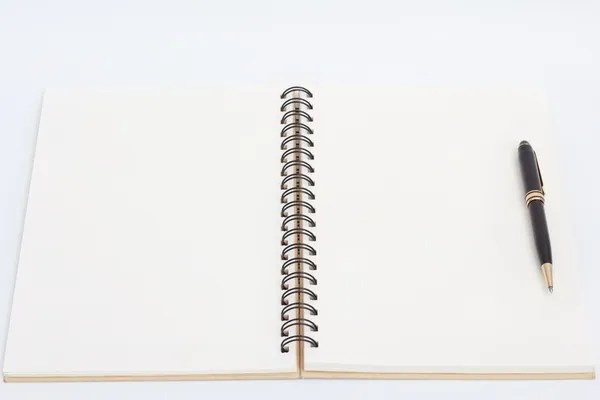 Abrir caderno e caneta encadernada espiral isolado em branco . — Fotografia de Stock