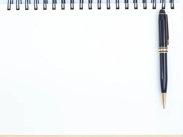 Reciclar notebook e caneta em um fundo branco — Fotografia de Stock
