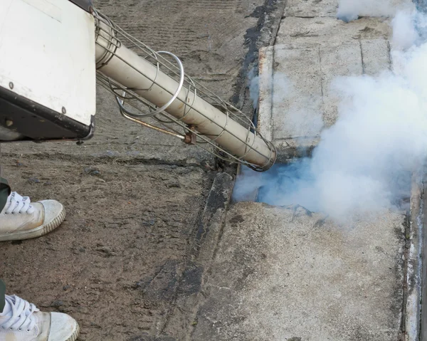 Dengue-láz terjedésének megakadályozására a lefolyóba ködképző — Stock Fotó