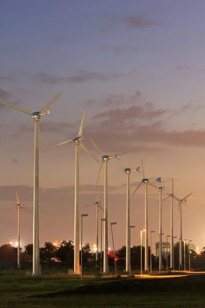 Windkraftanlagen im Sonnenuntergang - grüne erneuerbare Energien — Stockfoto