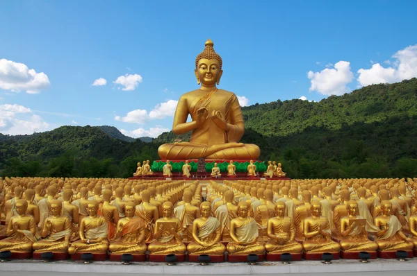 Muchos buda estatua bajo el cielo azul en el templo, Nakornnayok, Thail — Foto de Stock