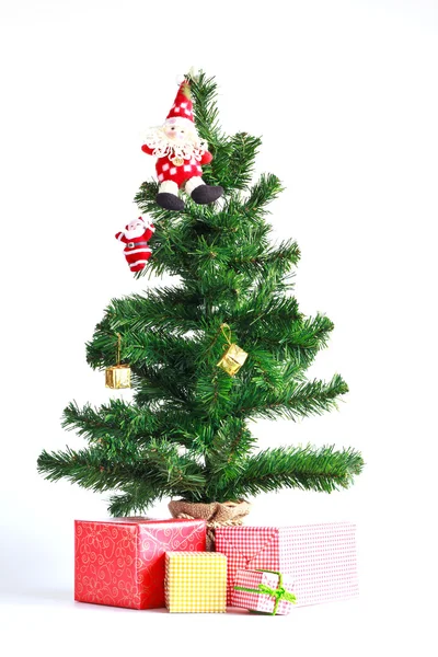 白に隔離された装飾クリスマスツリー — ストック写真