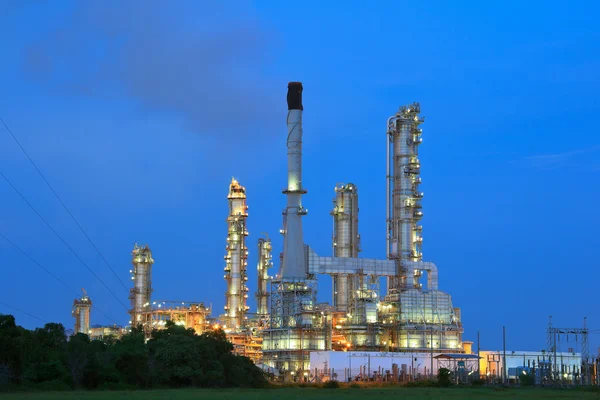 Scenic of petrochemical oil refinery plant shines at night, clos — Stock Photo, Image