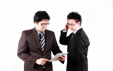 Beyaz bir arka plan üzerinde Asya iş adamı yakışıklı genç