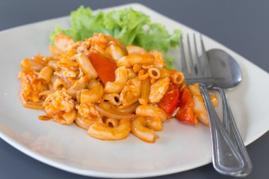 domuz eti ve domates sosu, kızartılmış makarna makarna ilave edin